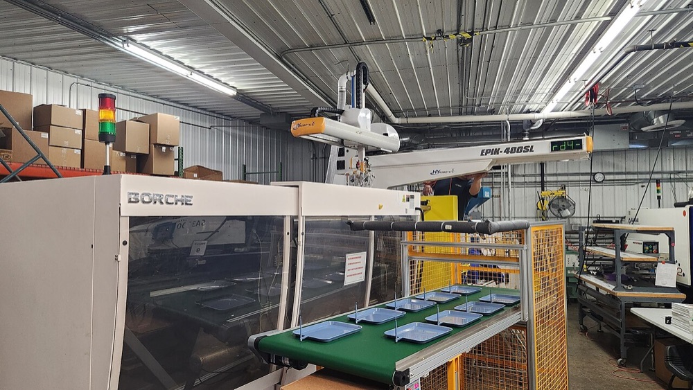 Injection moulding machine with robot take-out arm